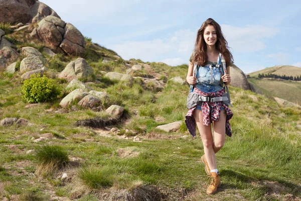 Fille voyageuse avec sac à dos randonnée dans les montagnes, écotourisme — Photo