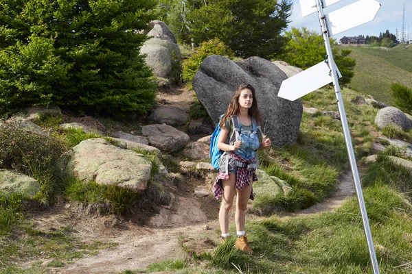 Kız dağlarda, eko turizm hiking sırt çantası ile seyahat. — Stok fotoğraf