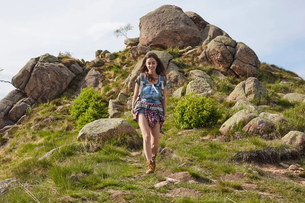 エコ ・ ツーリズム、山でのハイキングのバックパック旅行女の子 — ストック写真