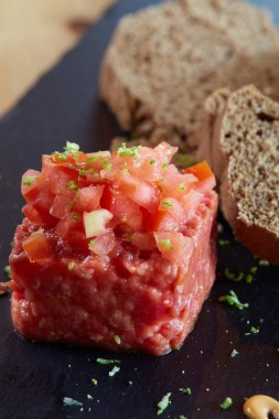 biftek tartar avokado ve domates