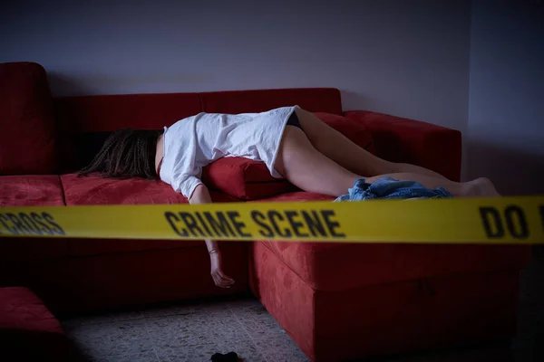 Σκηνή του εγκλήματος. θύμα ξαπλωμένο στο πάτωμα — Φωτογραφία Αρχείου