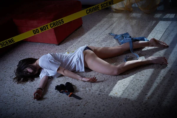 Crime scene. Victim lying on the floor — Stock Photo, Image