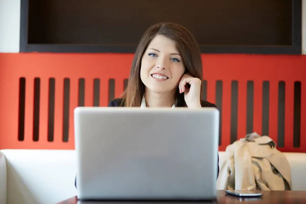 Jovem empresária falando ao telefone no café — Fotografia de Stock