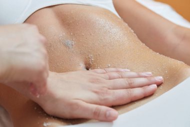 Body Scrub. Güzel sarışın bir tuz Scrub güzellik bakımı spa Salon alır.