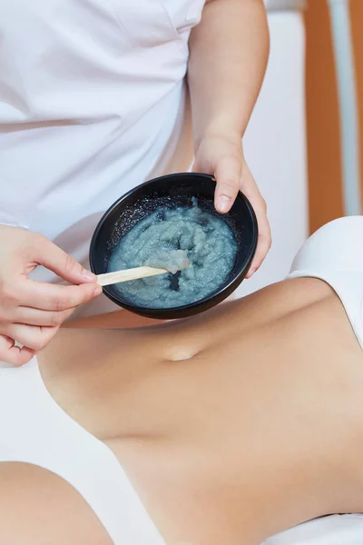 Body Scrub. Mooie Blonde krijgt een zout Scrub schoonheidsbehandeling in de spa Salon — Stockfoto