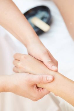 Kadın bir tuz Scrub güzellik ellerine sağlık Kaplıca muamele