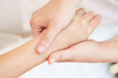 Kadın bir tuz Scrub güzellik ellerine sağlık Kaplıca muamele