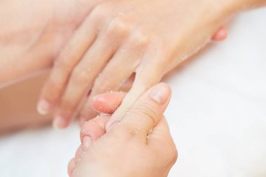 Kadın bir tuz Scrub güzellik ellerine sağlık Kaplıca muamele