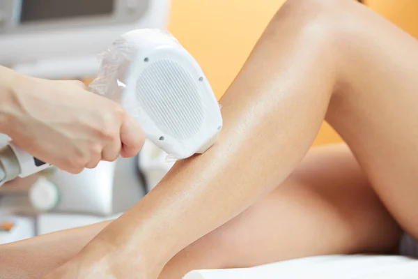 Donna a salone di cosmetici, epilation laser di gambe — Foto Stock