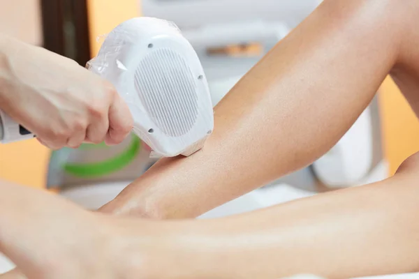 Donna a salone di cosmetici, epilation laser di gambe — Foto Stock