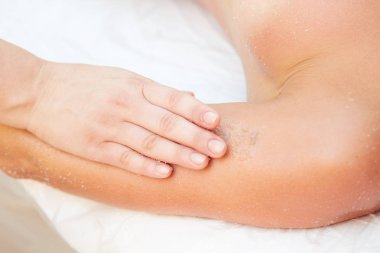 bir tuz elde kadın güzellik bakımı sağlık spa fırçalayın.