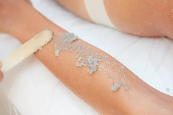 Vrouw krijgen een zout schrobben schoonheidsbehandeling in de health spa — Stockfoto