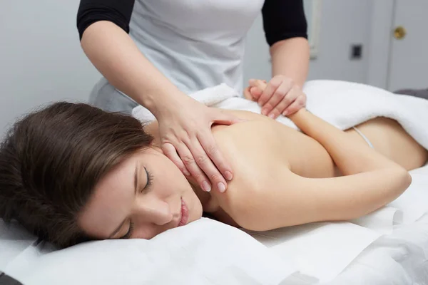 Mujer teniendo masaje relajante en su espalda — Foto de Stock