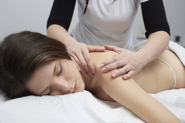 Mujer teniendo masaje relajante en su espalda —  Fotos de Stock