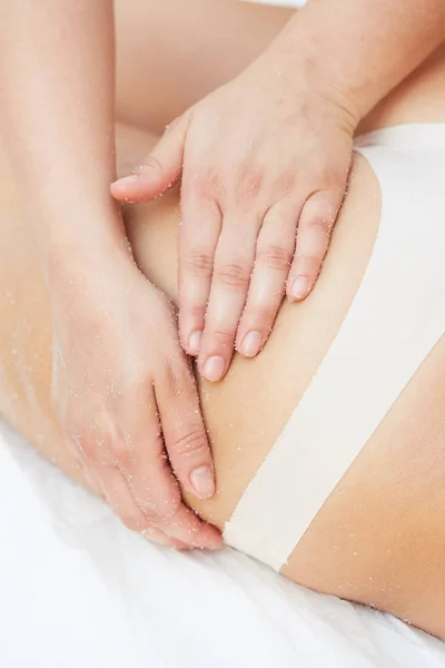 Vrouw krijgen een zout schrobben schoonheidsbehandeling in de health spa — Stockfoto