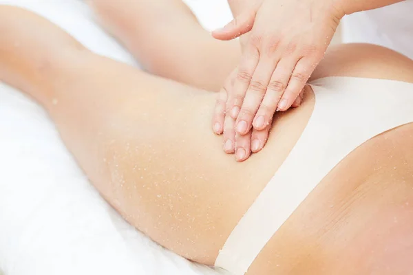 Mujer recibiendo un tratamiento de belleza exfoliante de sal en el spa de salud — Foto de Stock