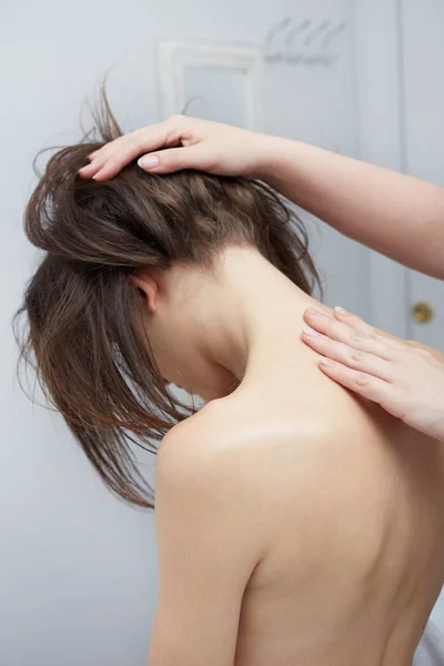Mujer disfrutando de un masaje de espalda wellness en un spa, ella es muy relajada —  Fotos de Stock