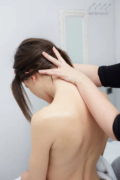 kadının bir sağlık bir Spa'da masaj geri, o çok rahat