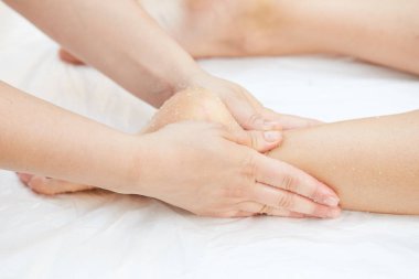 bir tuz elde kadın güzellik bakımı sağlık spa fırçalayın.