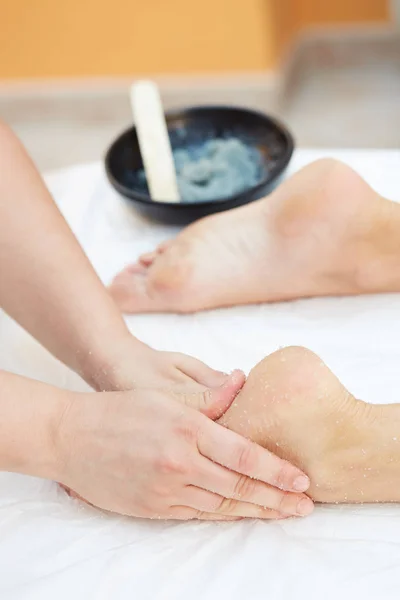 Mujer recibiendo un tratamiento de belleza exfoliante de sal en el spa de salud — Foto de Stock