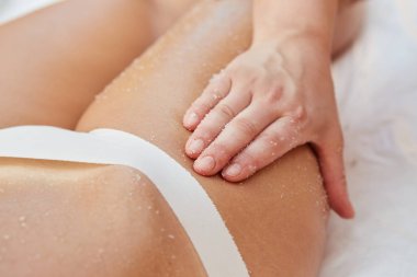 bir tuz elde kadın güzellik bakımı sağlık spa fırçalayın.