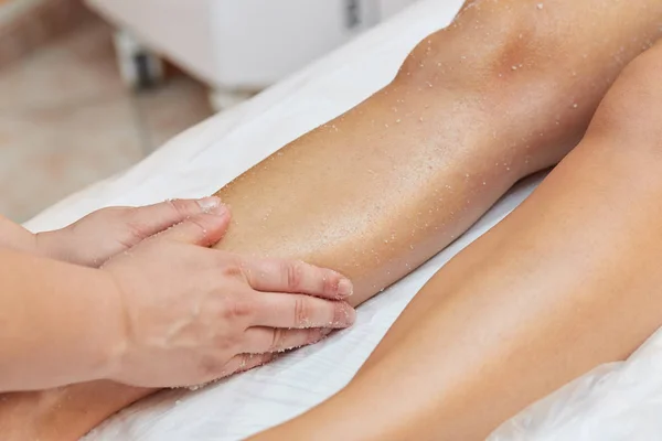 Mujer recibiendo un tratamiento de belleza exfoliante de sal en el spa de salud — Foto de Stock