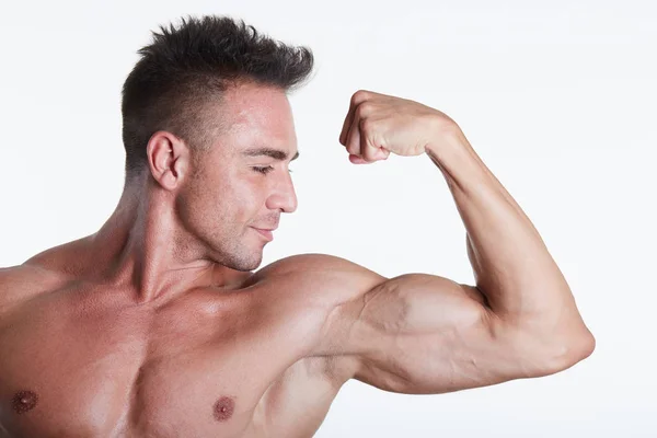 Bello muscolare in forma giovane uomo su sfondo studio — Foto Stock