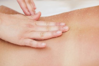 güzel sarışın bir tuz fırçalama tedavi Sağlık Spa keyfi