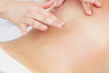 güzel sarışın bir tuz fırçalama tedavi Sağlık Spa keyfi