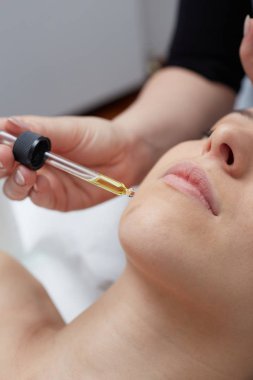  Güzeller güzeli bir kadının güzellik salonunda cildine masaj yaptırması.