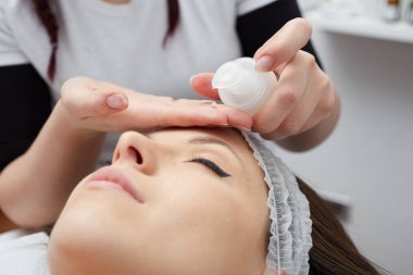  Güzeller güzeli bir kadının güzellik salonunda cildine masaj yaptırması.