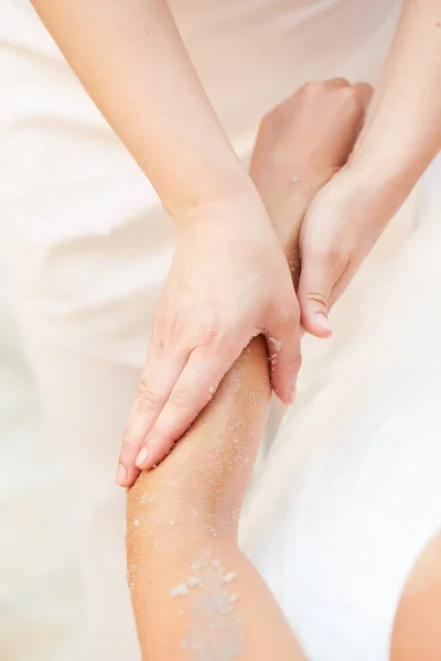 Cómo obtener un tratamiento de belleza con exfoliante de sal en el spa de salud — Foto de Stock