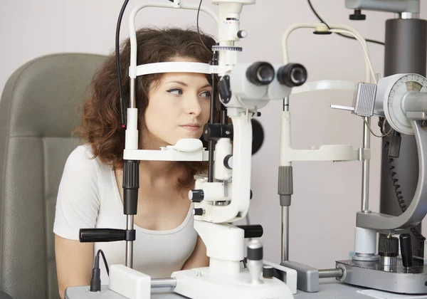 Όμορφη νεαρή γυναίκα που έχει τα μάτια της να εξετάζεται από έναν γιατρό μάτι — Φωτογραφία Αρχείου