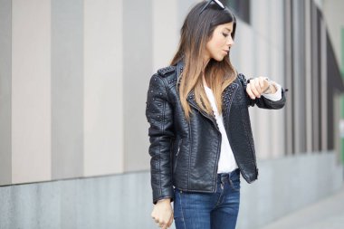 onu seyretmek kentsel sokakta arayan kadın