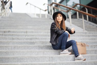 onu seyretmek kentsel sokakta arayan kadın