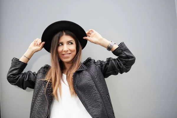 Portrait of young woman smiling in urban background wearing casual clothes — Stock Photo, Image