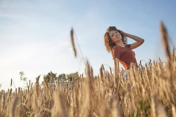 Une belle femme debout sur le champ de blé — Photo