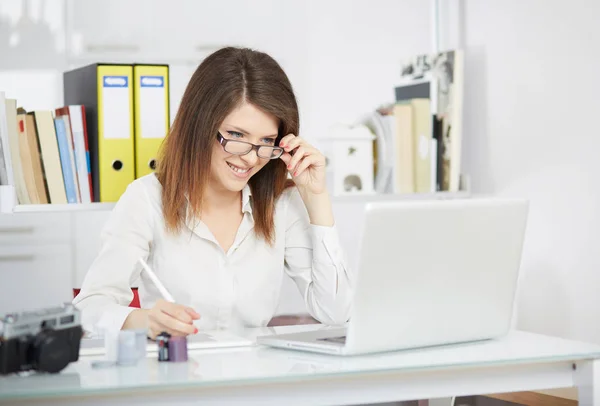 Fiatal női tervezője, munka közben a számítógép grafikus tábla használatakor — Stock Fotó