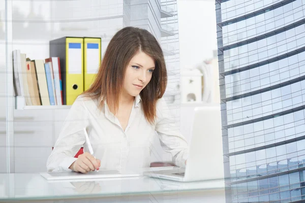 Mladá žena Návrhář pomocí grafického tabletu při práci s počítačem — Stock fotografie