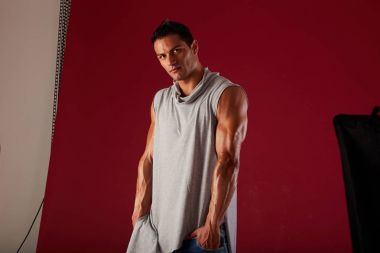 Genç güzel erkek model profesyonel olarak poz donatılmış stüdyo