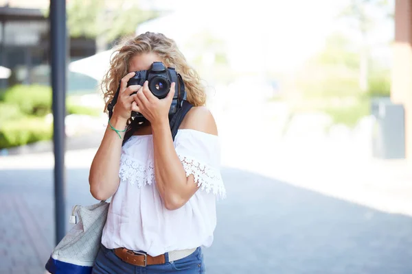 Tourist with photo camera shooting on the street — Stock Photo, Image