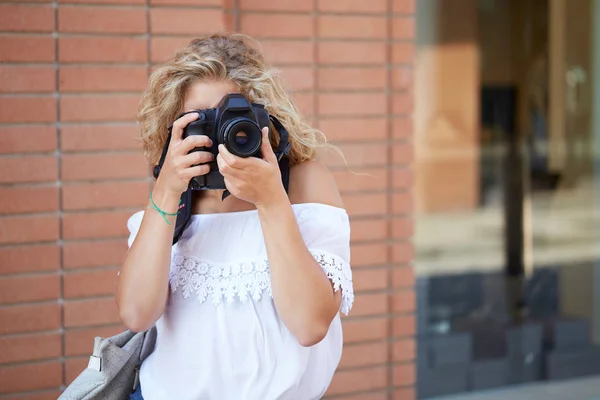 Turista com câmera fotográfica atirando na rua — Fotografia de Stock