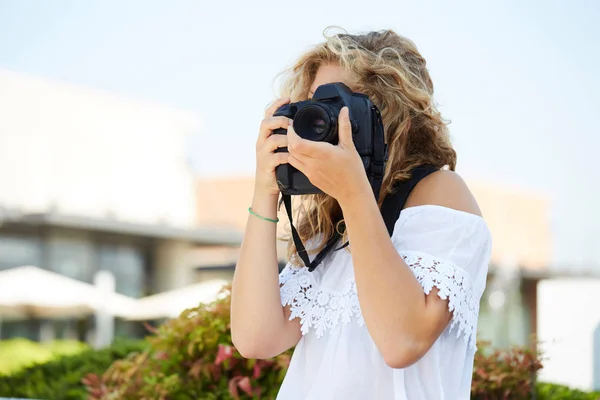 Touristin mit Fotokamera schießt auf der Straße — Stockfoto