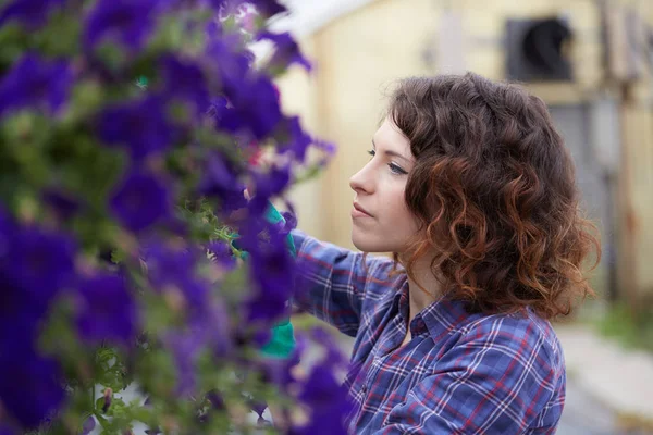 Joyeuse pépinière ouvrière taille plantes en serre — Photo