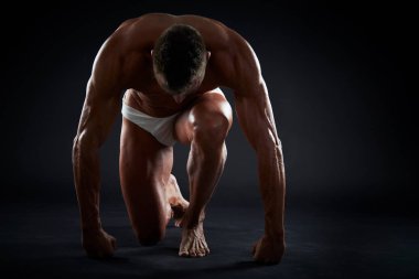 Kas gövde olan adam. Güçlü atletik erkek Fitness modeli gövde gösteren altı bohça abs