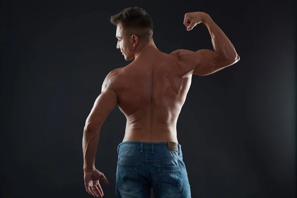 Homem com tronco musculado. Forte Homem Atlético Fitness Modelo Torso mostrando seis pack abs — Fotografia de Stock