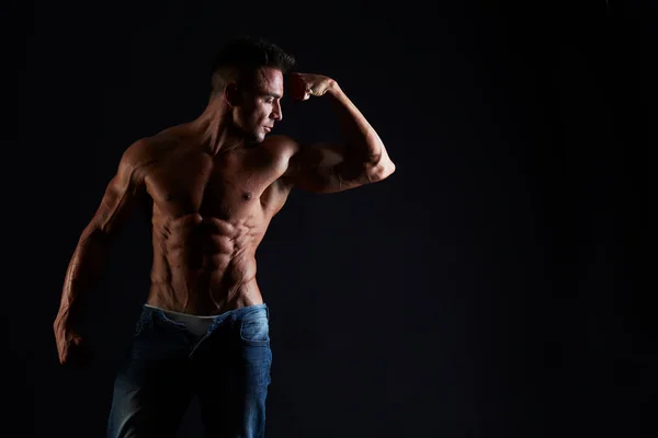 Hombre con torso muscular. Torso atlético fuerte del modelo de la aptitud del hombre que muestra seis abs del paquete — Foto de Stock