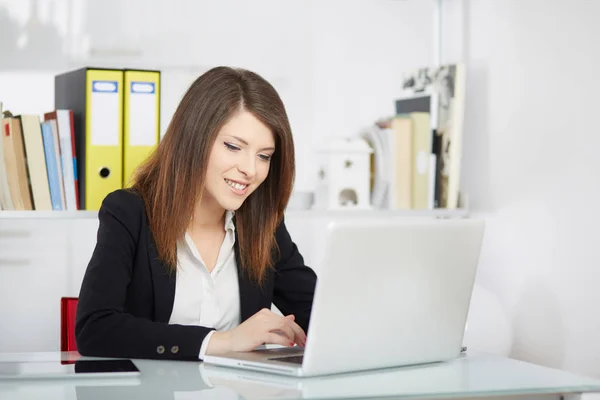 Business woman working on laptop computer at office — Stock Photo, Image