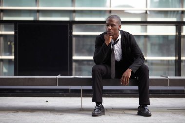 Kendine güvenen siyah işadamı açık