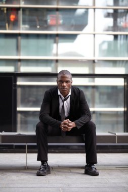 Kendine güvenen siyah işadamı açık